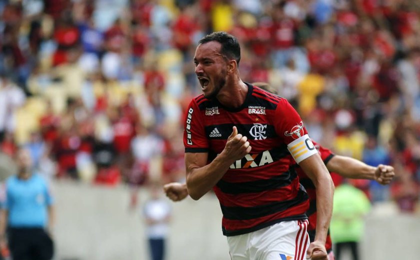 Flamengo goleia Sport e mantém liderança