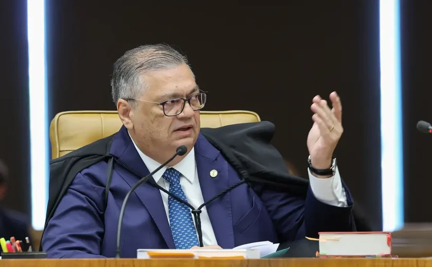 Flávio Dino pede vista de julgamento sobre Moraes e Mendonça
