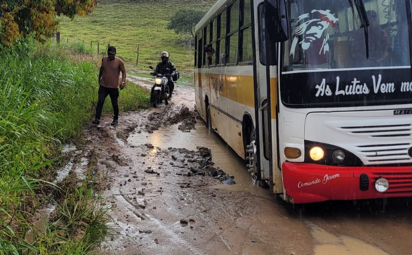 Estradas intransitáveis para ônibus escolares deixam alunos fora da sala de aula em Murici