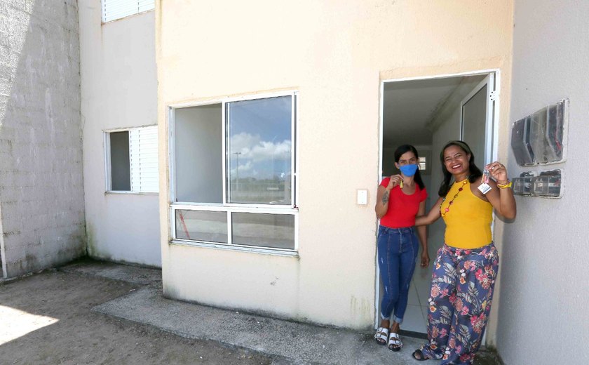 Vítimas acolhidas pela Casa da Mulher celebram a conquista da casa própria