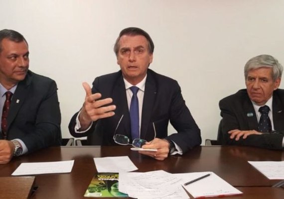 Em live, Bolsonaro minimiza polêmicas após declarações sobre Forças Armadas