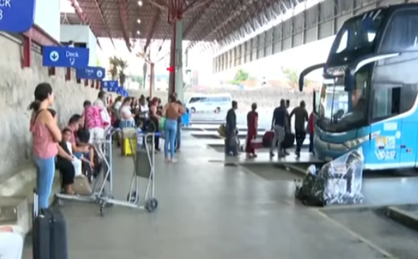 Passageiro é preso após causar confusão e impedir saída de ônibus em Maceió