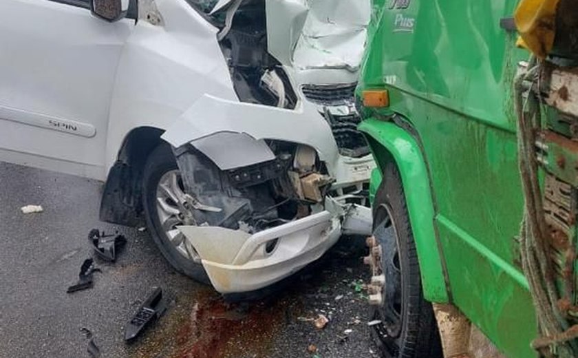 Vídeo: caminhão e carro batem de frente, três pessoas morrem e quatro ficam feridas na BR-104
