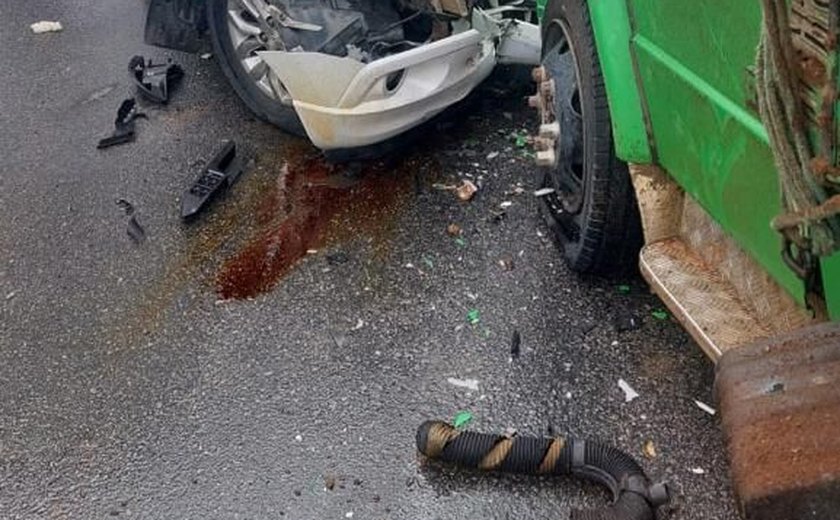 Vídeo: caminhão e carro batem de frente, três pessoas morrem e quatro ficam feridas na BR-104