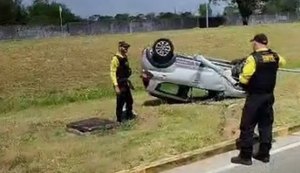 Capotamento deixa mulher ferida próximo ao Aeroporto Zum dos Palmares