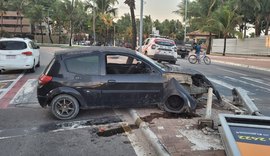 Homem embriagado e sem habilitação bate carro em canteiro central na Jatiúca