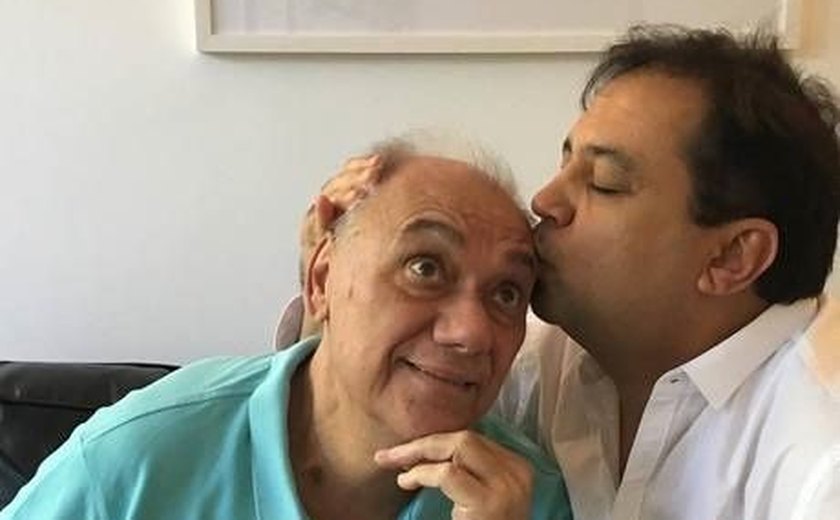 Geraldo Luis dá beijo na testa de Marcelo Rezende e manda mensagem positiva