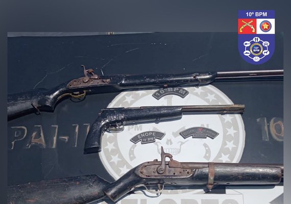 PM apreende armas e recupera veículo roubado