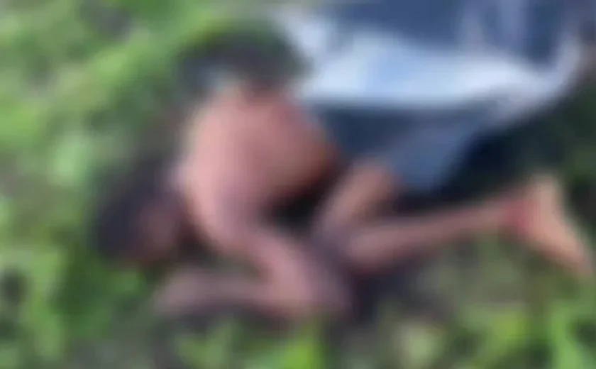 Corpo de homem é encontrado despido dentro de saco plástico em área de mata