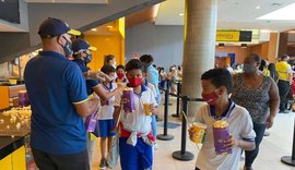 Ronda no Bairro leva crianças do Jacintinho para uma manhã no cinema