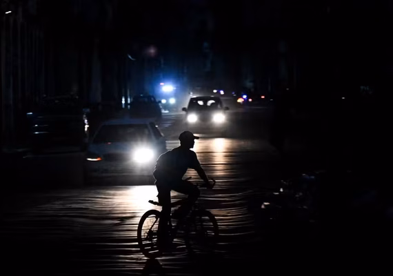 Rede elétrica entra em colapso e Cuba sofre novo apagão nacional