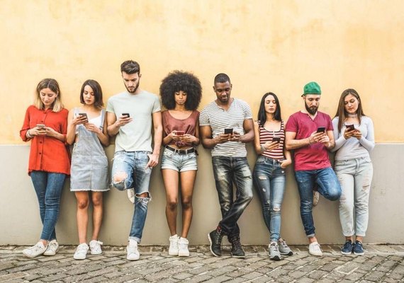 Jovens que ficam mais de nove horas on-line têm risco aumentado de desenvolver ansiedade