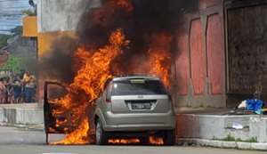 Carro pega fogo na Feirinha do Tabuleiro em Maceió