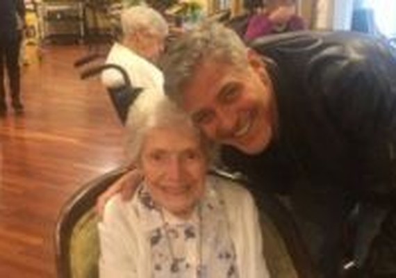 George Clooney realiza sonho de fã de 87 anos ao visitá-la em asilo