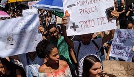 Estudantes vão às ruas de Arapiraca protestar contra cortes na Educação