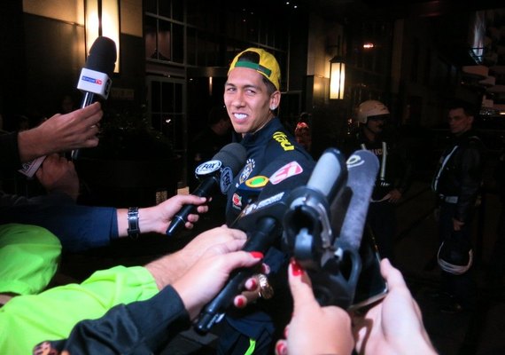 Seleção desembarca no Uruguai, e Firmino se diz preparado para substituir Jesus