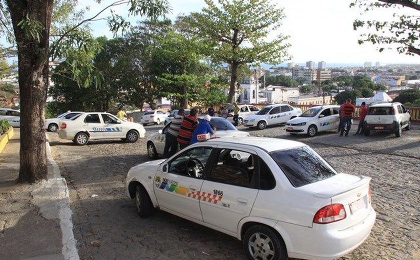 Taxistas protestam contra regulamentação de transporte por aplicativo