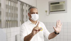 Renan Filho e Rui Palmeira acompanham Alfredo e Tácio no local de votação  