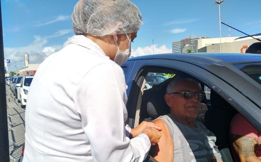 Em Maceió, idosos começam a ser imunizados contra influenza em drive-thru