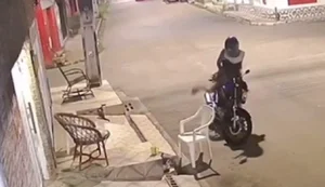 Duas mulheres são assaltadas na porta de casa por criminoso em motocicleta