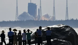 Foguete chinês desgovernado entra na Terra e cai no mar da Espanha