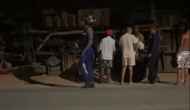 Carreta tomba em rodovia e motorista fica preso às ferragens em União dos Palmares