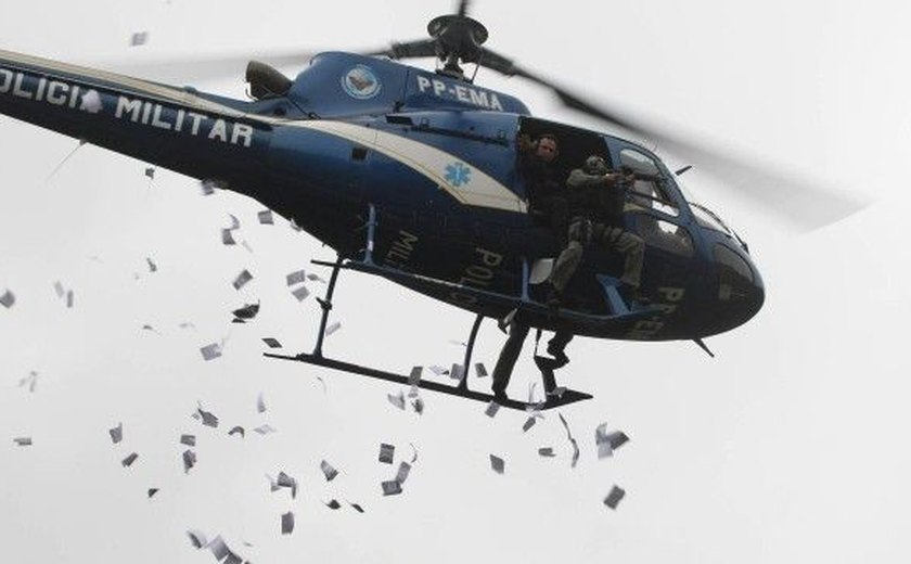 Helicóptero das forças de segurança lança panfletos na Rocinha
