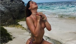 Ex-BBB Aline Gotschalg faz topless e diz que 'pouca roupa não é convite'