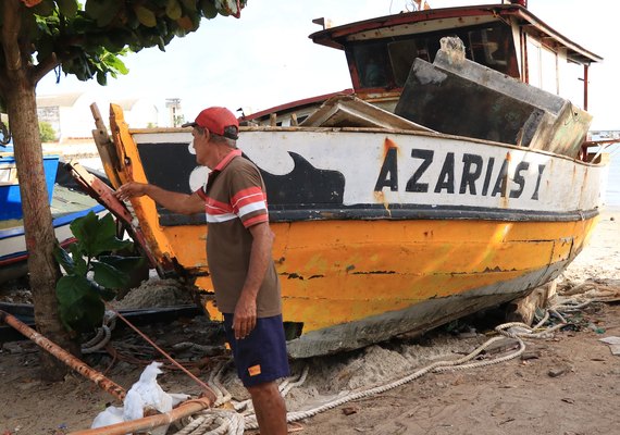 Pescadores pedem ajuda após ressaca danificar os barcos
