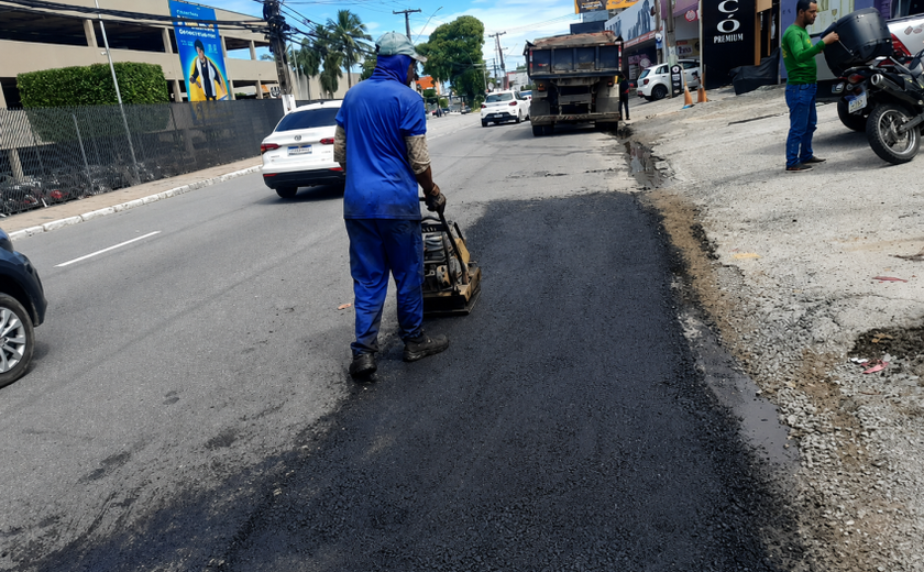 Operação Tapa-Buraco recupera trecho danificado na Avenida Comendador Gustavo Paiva