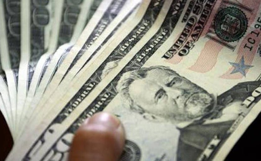 Dólar vai a R$ 3,36 nesta quinta e tem maior alta diária em 8 anos