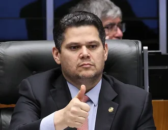 Davi Alcolumbre destrava PEC do fim da 6x1 após conversas com Lula