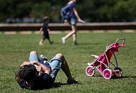 Estudo aponta que pais estão menos presentes na criação de filhos
