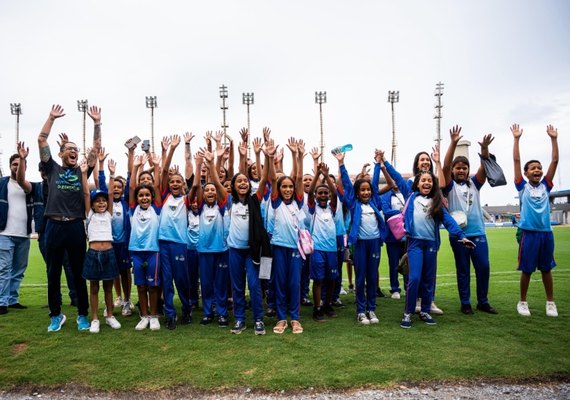 Projeto leva alunos da rede pública municipal ao Rei Pelé em dia de vitória do CSA