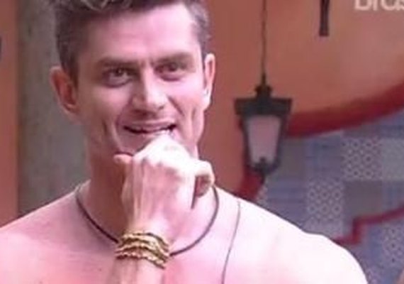 'BBB 17': Marcos repara em Elettra: ‘Essa bunda não é natural, é silicone’