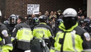 Polícia prende manifestantes que protestavam contra Trump em Washington