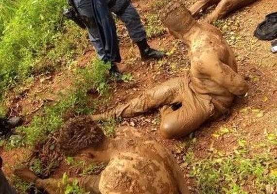 Assaltantes mergulham na lama para despistar PM e são presos