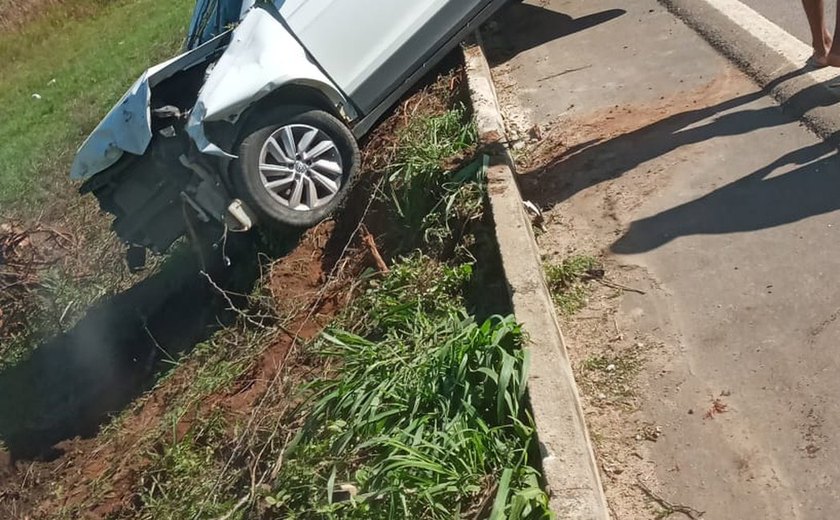 Condutor perde controle da direção e carro fica pendurado em acostamento