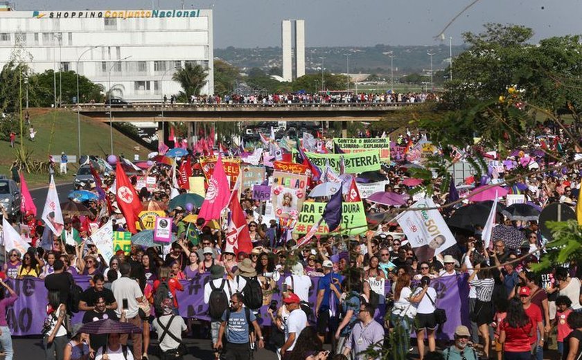 Mulheres protestam em várias cidades contra Bolsonaro, homofobia e machismo