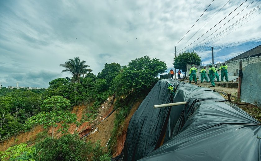 Defesa Civil reinicia aplicação de lonas nas encostas de Maceió