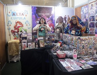 Coletivo transforma estande em vitrine de arte autoral e diversidade