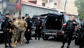 Homem invade comércio, tenta fugir pelos telhados e é contido pela polícia em Maceió