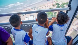 Alegria e encantamento marcam visita de crianças da rede municipal à roda gigante da orla de Pajuçara