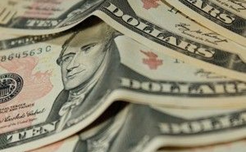 Dólar passa a subir nesta segunda-feira em dia de agenda vazia