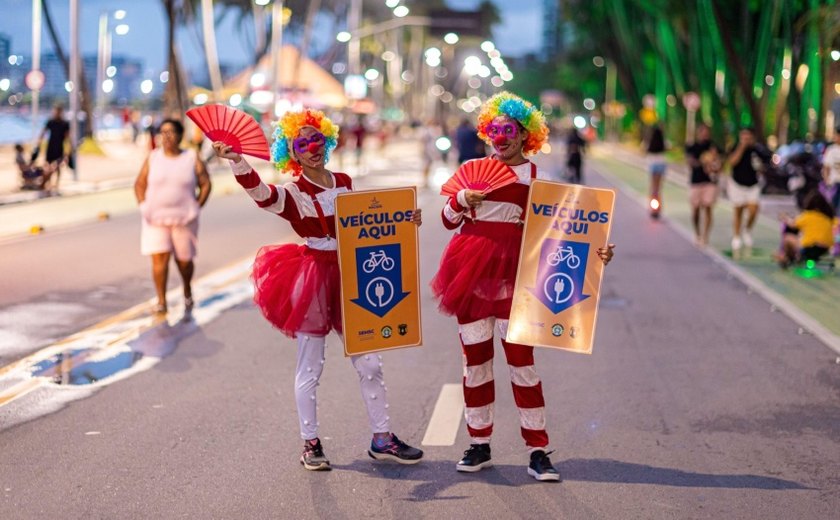 Prefeitura leva ação educativa à Orla Aberta sobre o uso de faixas na Ponta Verde
