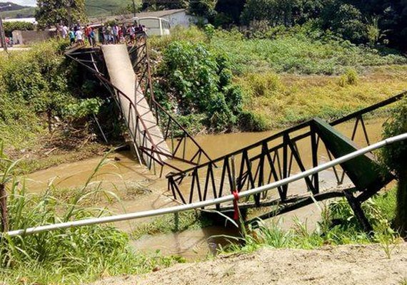 Ponte desaba e preocupa moradores e motoristas em São Luís do Quitunde