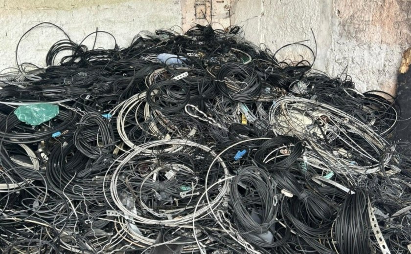 Mais de 100 toneladas de fios obsoletos são retirados dos postes da capital