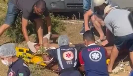 Motociclista fica gravemente ferido após colidir em carro e ser arremessado em cima de bueiro