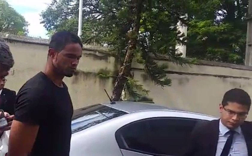 Goleiro Bruno se apresenta à polícia e é preso após mandado ser expedido