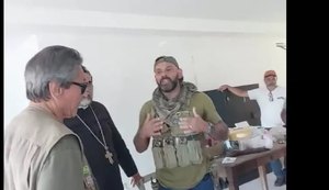 Vídeo: policial se rebaixa diante do bandido bolsonarista Roberto Jefferson que tentou matar seus colegas